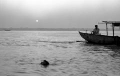 Varanasi (Uttar Pradesh)

Man taking his bath in Ganga river.

Homme en train de se baigner dans le Gange.
